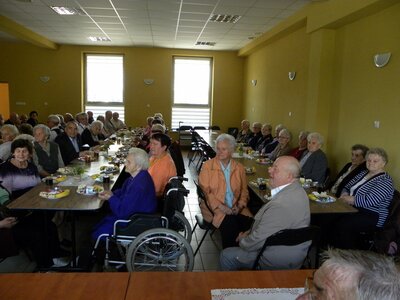 Uczestniczyło kilkudziesięciu seniorów. 